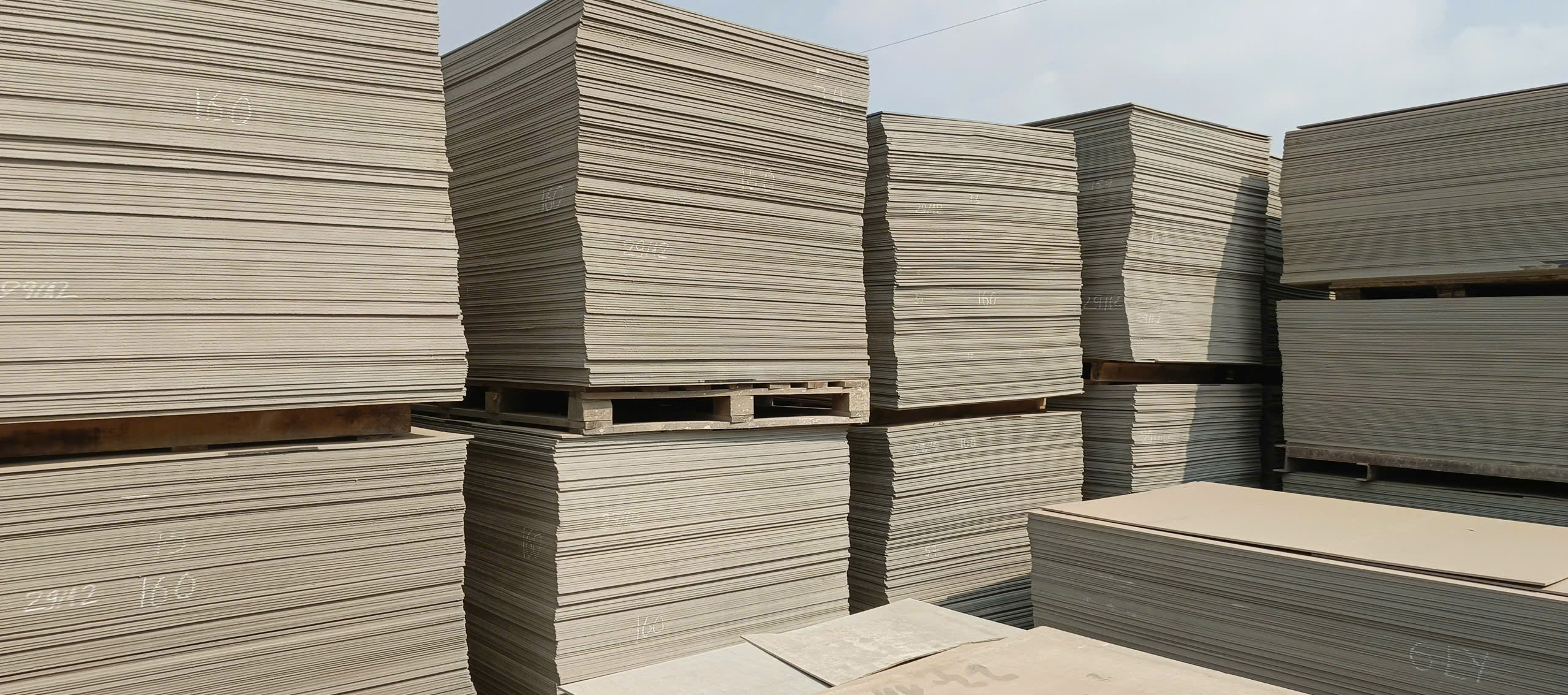 Tấm xi măng cemboard dày từ 10-18mm